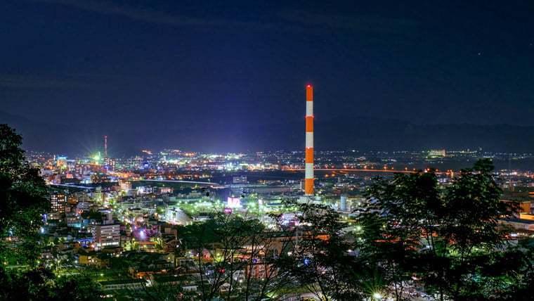 从富士山远眺延冈复合体的夜景。爱宕