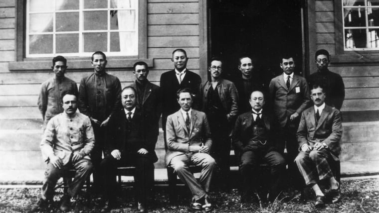 Surrounded Dr. Luigi Casale visiting in Nobeoka (1923)