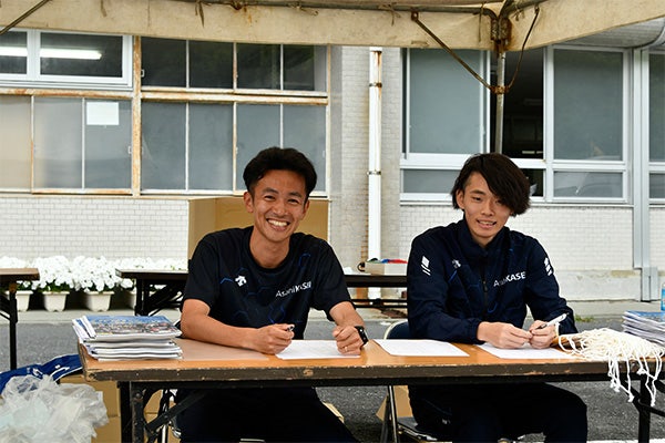 Akira Aizawa (left) and Kota Fujiki (right) of Asahi Kasei's Track Team at the reception desk
