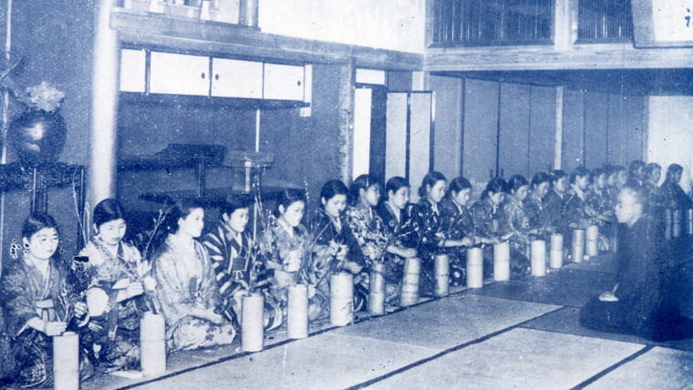 Unterricht in Blumenarrangement in Nobeoka (1938 c.)