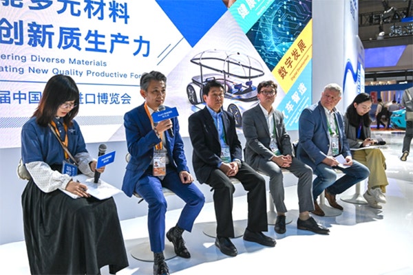 ブース内で開催した電解液シンポジウムの様子