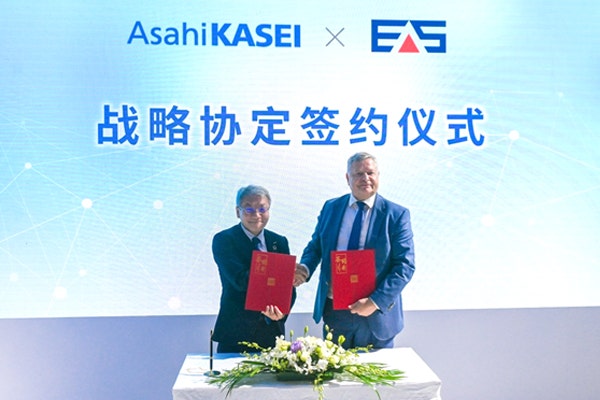 EAS社とのライセンス契約の調印式