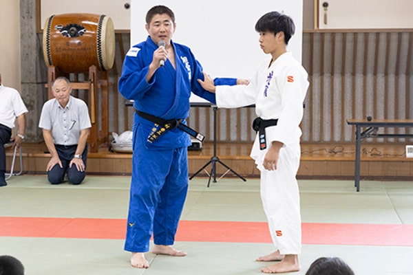 子どもたちに直接指導する中村
