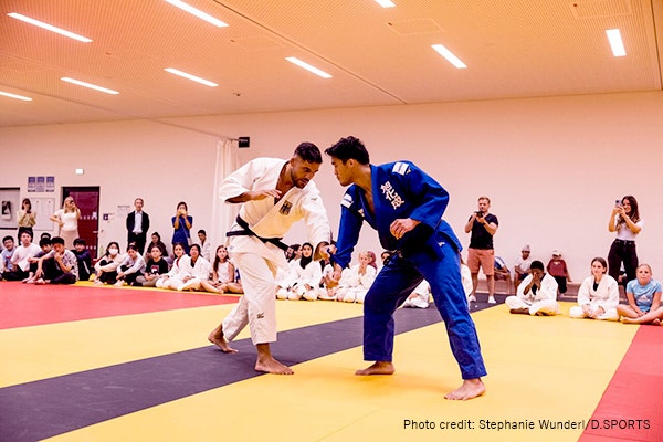 当社柔道部　羽賀龍之介選手（右）も技を披露