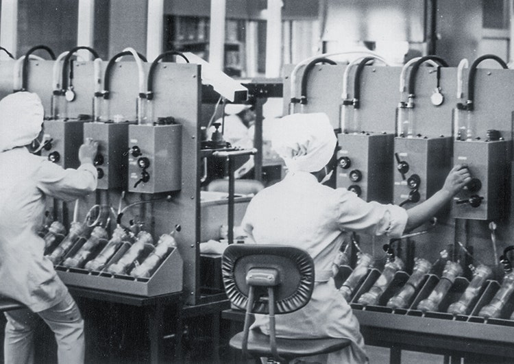 人工腎臓の製品検査（1975年）