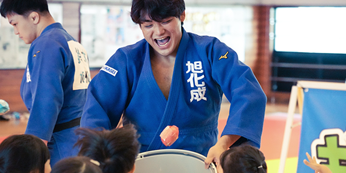 参加した子どもたちと触れ合う選手たち