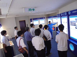 展示センターで、製品展示を見学