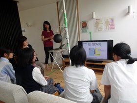 実証試験棟で、住まいにおける熱と風についての研究の説明を聞く