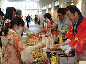 神保町三井ビル1階エントランスの販売コーナーにて。