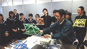 ストローハウスで建物の構造の大切さを学ぶ 生徒の皆さん（吉原三中）