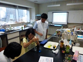 液体を、細い糸状になった「膜」に通します。 液体はどうなるかな・・・？