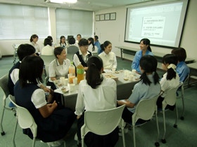 女性研究員との懇談会。お茶菓子をつまみながら、盛り上がる