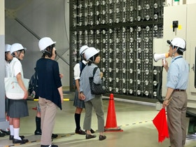 耐候耐久棟の実験装置で、検証に使う日射や風を体験
