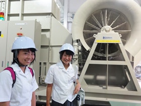 風を起こす大きな扇風機！の傍で