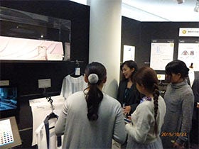 「ベンベルグ」の使用例について説明を受ける