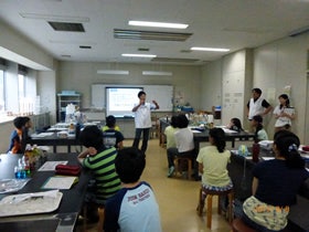 実験のしかたについて説明を聞きます