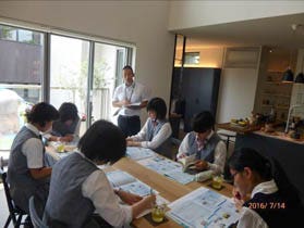 モデルハウスで、住まいづくりの仕事について学ぶ