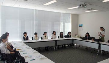 薬学系の仕事について、女性研究者2名が詳しく説明。