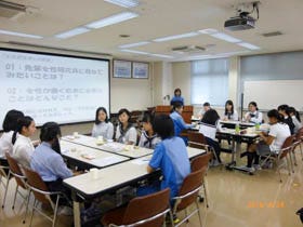 女性研究員との交流会。お茶菓子をつまみながら、盛り上がる