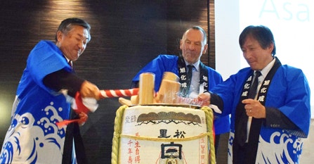 開所式の様子 （左から旭化成ヨーロッパ社長 堤 秀樹、Atlantik Networxx AG CEO Ottmar Flach氏、旭化成エレクトロニクス社長 田村 敏）