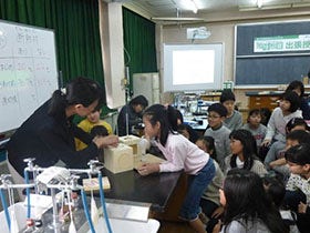 家の模型の実験に興味しんしん（文京区立汐見小学校にて）