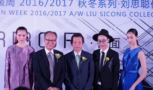 授賞式、左から2人目　中国デザイナー協会会長　李当岐氏、、左から3人目　旭化成せんい社長（現旭化成専務執行役員繊維事業本部長）高梨 利雄、左から4人目　受賞デザイナー　劉思聡氏