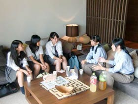モデルハウスのリビングで寛ぎながら、女性研究者と懇談