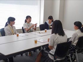 女性研究者との交流会。熱のこもったアドバイスを聞く