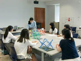 ワークショップで、住まいの構造について学ぶ