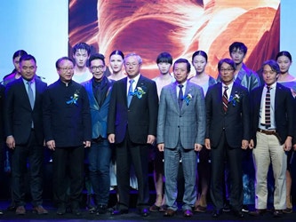 ファッションショー終了後の集合写真（前列左から3人目が受賞者の李國華（Li Guo Hua）氏、4人目が旭化成副社長の小林友二、5人目が繊維事業本部長の高梨利雄）