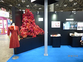深雪スタジオとのタイアップで、「ベンベルグ」でつくられたコクリコのアートフラワーを展示。