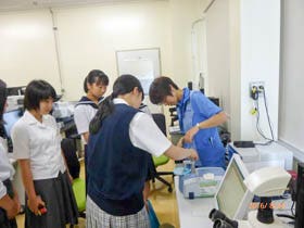 実験機器を操作して、分析業務を体験