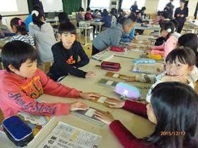 金属とコルクの2種類の板を使って実験 （富士見市立南畑小学校にて）
