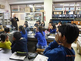 顔から発せられる熱を、自分の手のひらで感じてみる。（逗子市立池子小学校にて）
