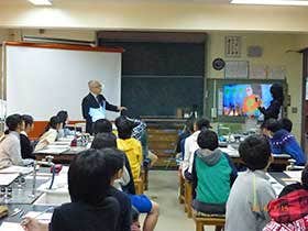 サーモカメラの画像に興味津々 （世田谷区立代田小学校にて）