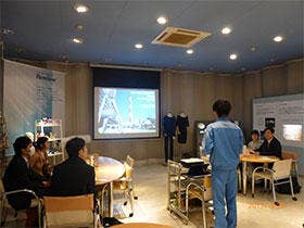 「ベンベルグ」の製品に囲まれて、説明を聞く