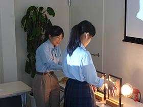 ワークショップで、住まいの構造について学ぶ