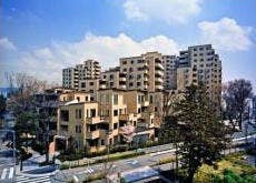 街への貢献 共創街並みとの調和を図った配棟デザイン（再建建物外観例：アトラス国領）