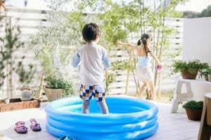 子どもたちがプールで遊ぶ