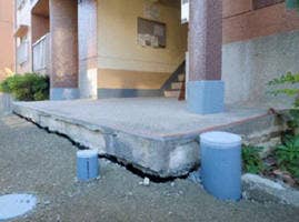 地盤が沈下し地震直後から液状化が発生