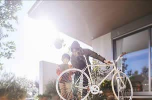 家族でキャンプの準備をする