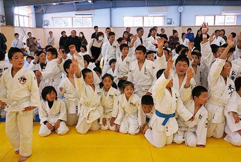選手への質問に手を挙げる子どもたち