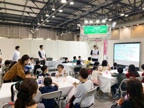 プラスチックのリサイクルについて学ぶ子供たち