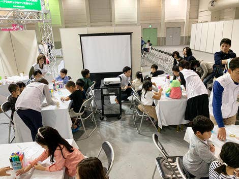 実験開始。出来上がりをイメージしながらカップに好きな絵を描いている様子