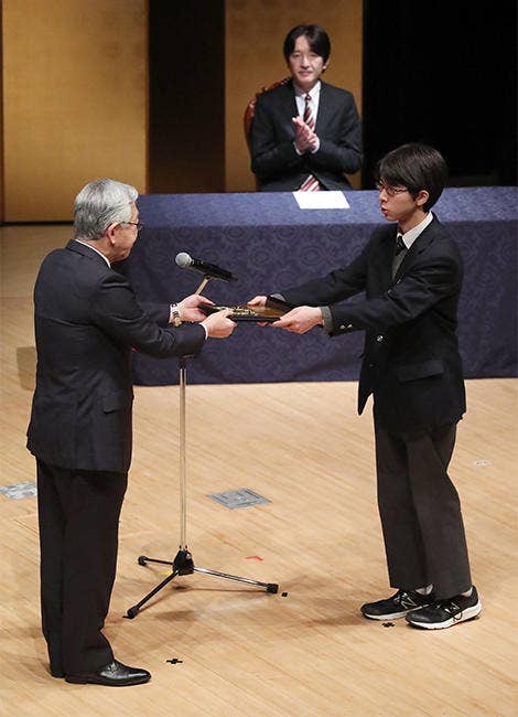 代表取締役社長 小堀 秀毅による「旭化成賞」 中学の部 授与の様子