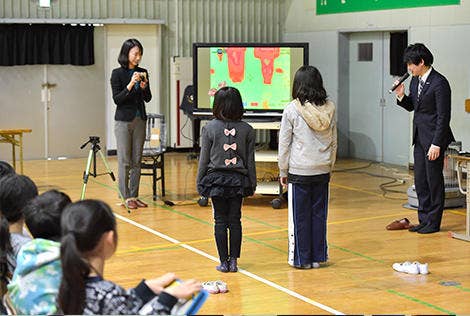 サーモカメラを使って足先から床に熱が逃げる様子を観察