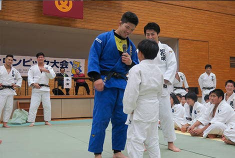 子どもからの質問に笑顔で答える大野選手