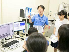 電子顕微鏡で卵の殻と卵隔膜を観察