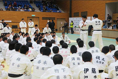 技の演武を行う羽賀選手と安達 裕助選手
