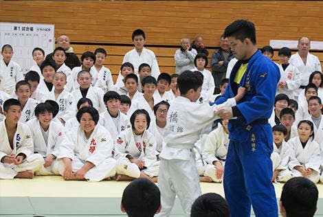 乱取り稽古をする大野選手